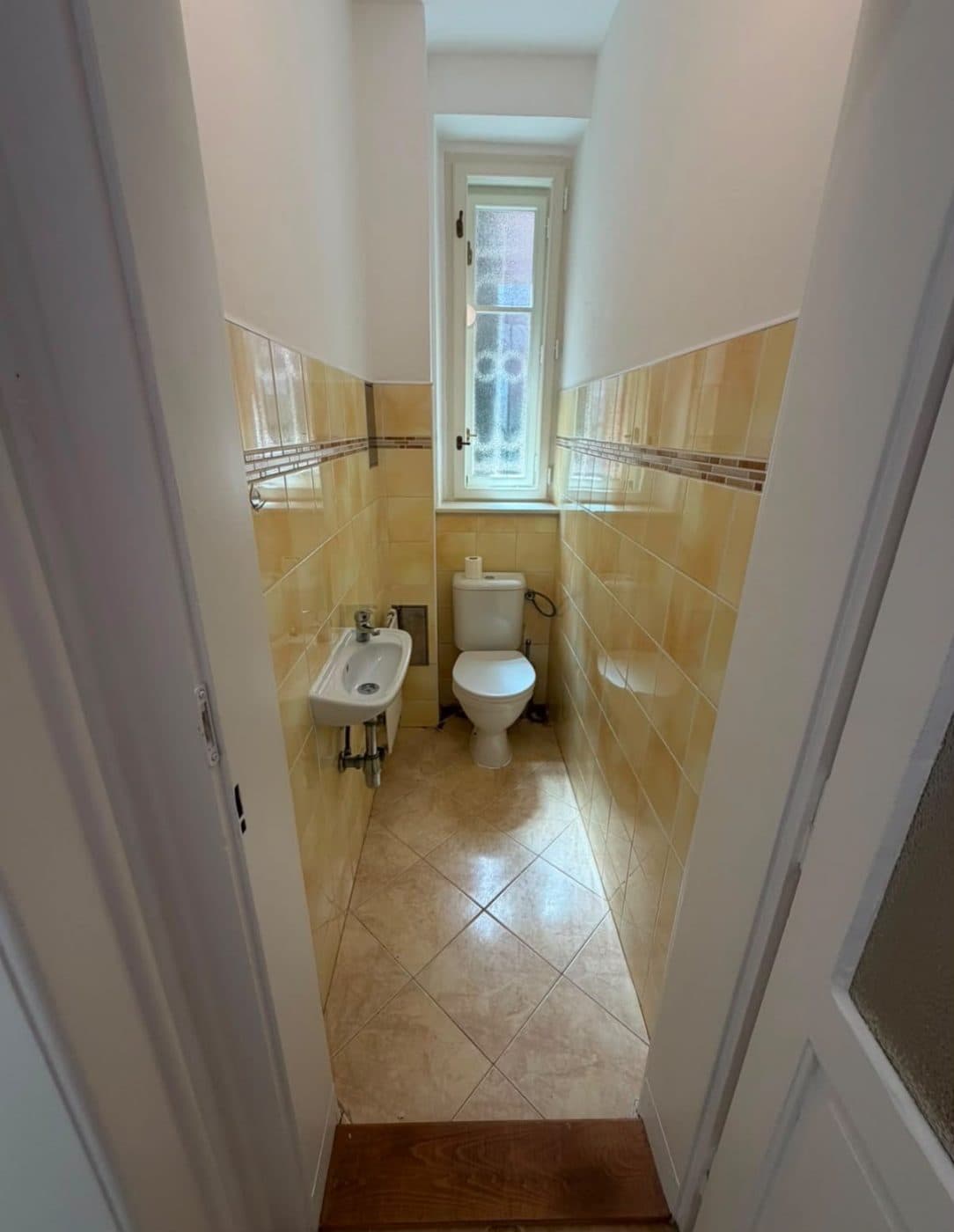 Původní WC se žlutým obkladem, bordurou, kombi mísou a malým umývátkem